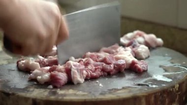 Bir şef kıyma doğruyor.