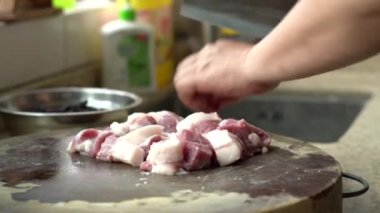 Bir şef domuz eti kesiyor.