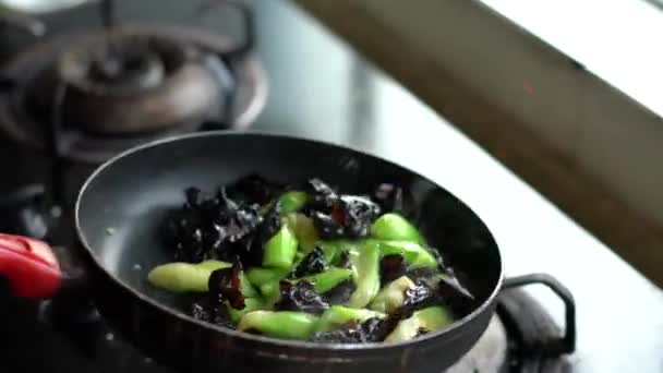 Bir Şef Siyah Kabak Çin Yemeğiyle Siyah Mantar Pişiriyor — Stok video
