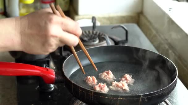 Ein Koch Kocht Fleischbällchensuppe — Stockvideo