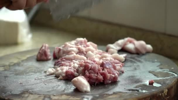 Seorang Koki Memotong Daging Babi Cincang — Stok Video