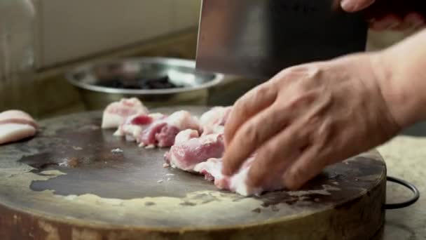 Koki Memotong Daging Babi — Stok Video