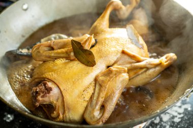 Kavanozda pişirilen ağır ateşte pişirilmiş ördek, çorba suyu.