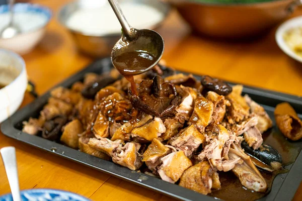 A plate of braised duck is pouring juice