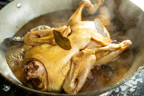 Kavanozda pişirilen ağır ateşte pişirilmiş ördek, çorba suyu.