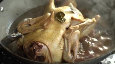 Pişmiş ördek haşlanıyor, kaynıyor.