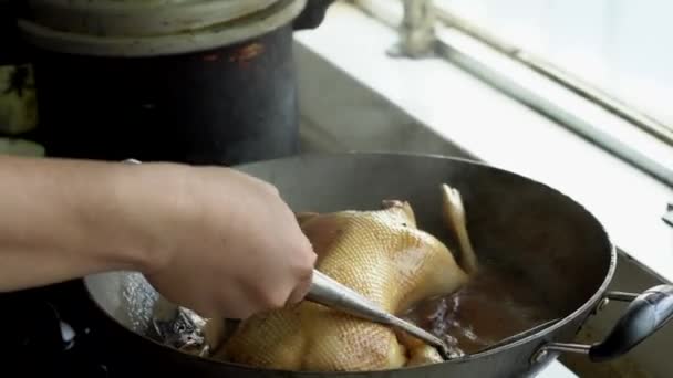 Ein Koch Kocht Geschmorte Ente Und Gießt Die Ente — Stockvideo