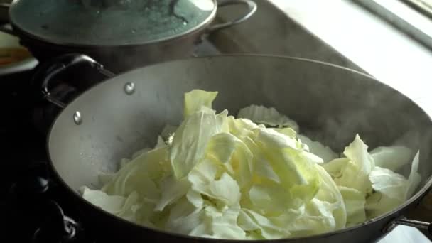 Ein Koch Rührt Gebratenen Kohl Chinesisches Essen — Stockvideo