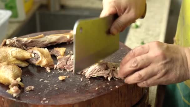 Een Chef Snijdt Hele Gevlochten Eend — Stockvideo