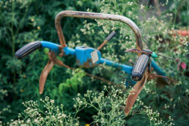 Terk edilmiş bir traktör.