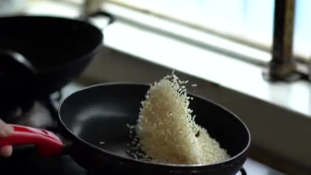 Ein Koch Brutzelt Reis Chinesisches Essen — Stockvideo