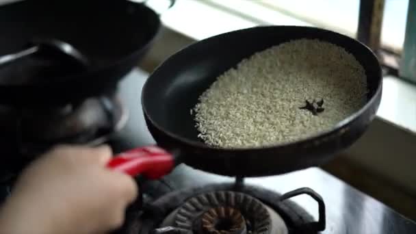 Een Chef Kok Rijst Aan Het Bakken Chinees Eten Praktijk — Stockvideo