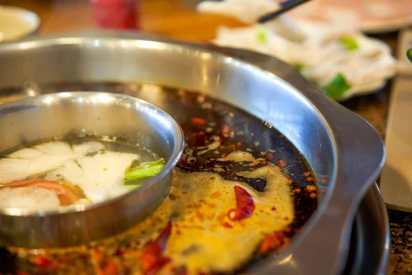 Chongqing Old Hot Pot Yuanyang Hot Pot Chili Chiaro Fondo — Foto Stock