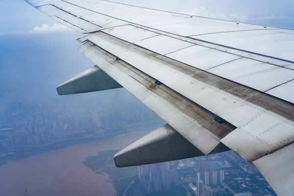 飛行機のフラップアップと空中都市ビュー — ストック写真