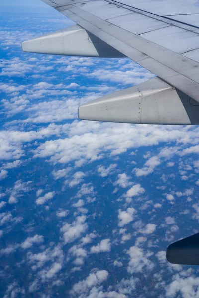 白い雲と航空機の翼の部分的な閉鎖と高高度の青い空 — ストック写真