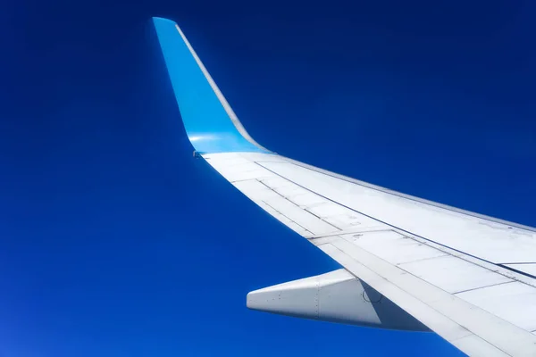 Ala Avión Volando Cielo Azul — Foto de Stock