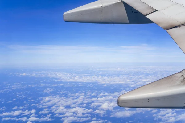 白い雲と航空機の翼の部分的な閉鎖と高高度の青い空 — ストック写真