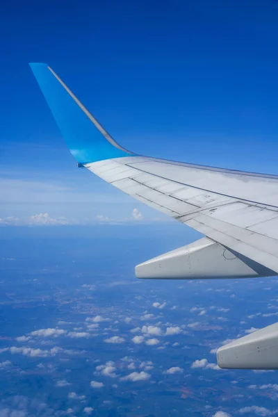 青い空を飛ぶ飛行機の翼 — ストック写真