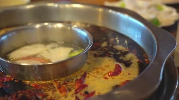 鍋重慶 人は牛肉のスライスを調理している — ストック動画
