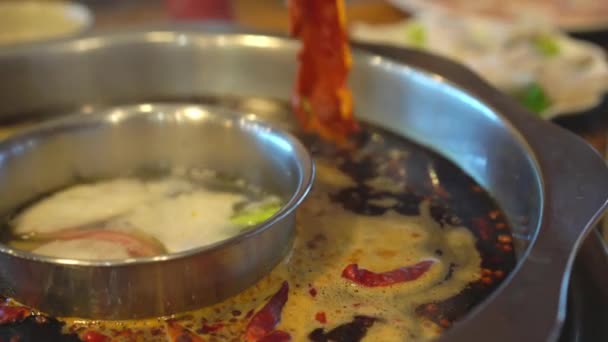 Chongqing Hot Pot Eine Person Kocht Rindfleischscheiben — Stockvideo