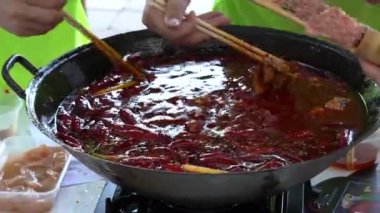 Bir sürü insan Chongqing yemeği yiyor.