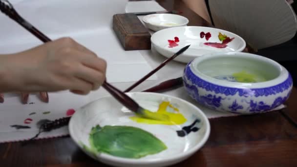 Pintor Artista Está Creando Pinturas Chinas Coloreándolas Paleta — Vídeos de Stock