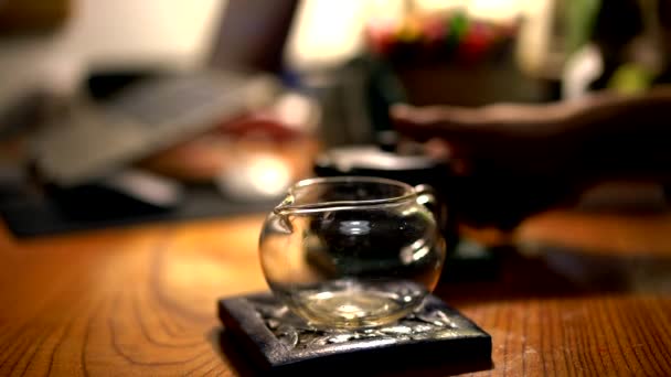Ένας Άντρας Πίνει Τσάι Ρίχνει Τσάι Μια Γυάλινη Τσαγιέρα — Αρχείο Βίντεο