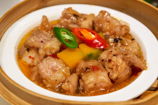 Bir Çin sabah çayı Dim Sum, kara fasulye soslu buğulanmış domuz pirzolası.