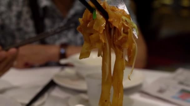Los Huéspedes Están Comiendo Fideos Secos Ternera Frita Dim Sum — Vídeo de stock