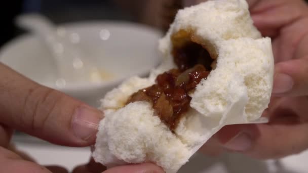 拆开一个烧烤猪肉包的过程中 广东早茶味浓郁 — 图库视频影像