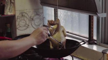 Bir şef evde kızarmış tavuk yapıyor. Kızarmış tavuk, kızarmış tavuk.