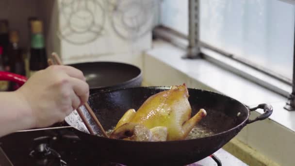 Uno Chef Prepara Pollo Fritto Casa Pollo Intero Fritto Pollo — Video Stock