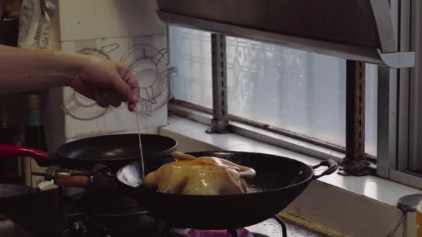 요리사가 집에서 닭고기를 만들고 있습니다 닭고기에 — 비디오