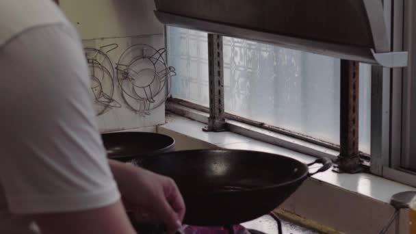 厨师在做炸鸡 — 图库视频影像