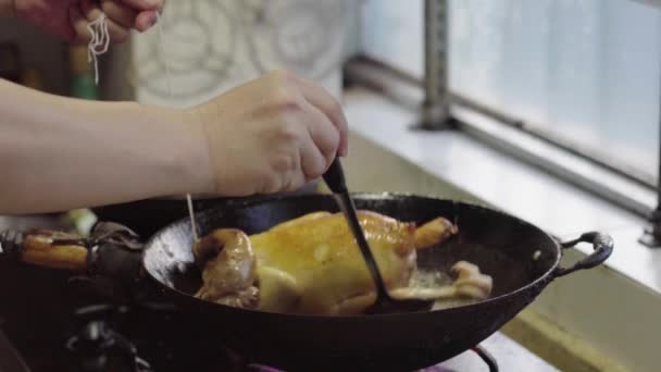 Ein Koch Macht Selbst Gebratenes Huhn Frittiertes Ganzes Huhn Gebratenes — Stockvideo