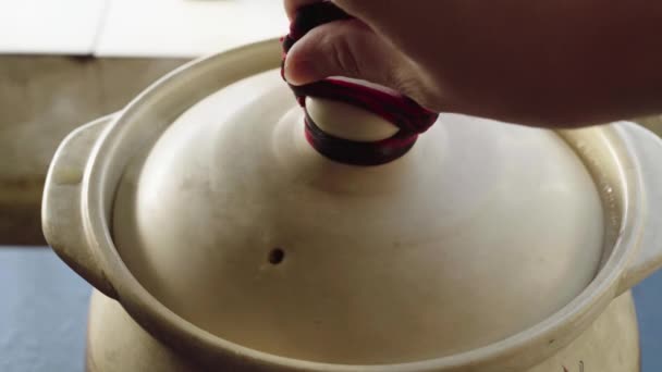 Garnek Kantońskiej Starej Gorącej Zupy Zupa Gliniana — Wideo stockowe