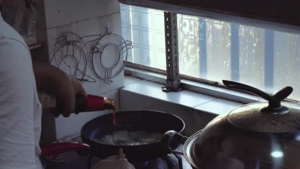 Bir Şef Tencerede Kızarır Nilüfer Kökü Kızartır — Stok video