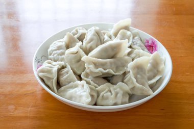 Bir tabak taze pişmiş hamur köftesi, geleneksel Çin yemeği.