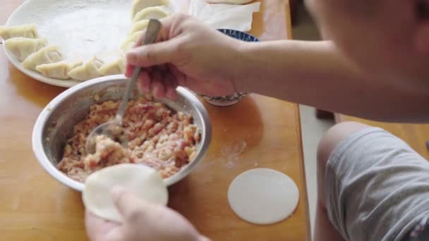 Людина Готує Пельмені Традиційну Китайську Їжу — стокове відео