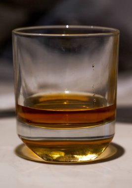 Viski bardakta yakın plan.