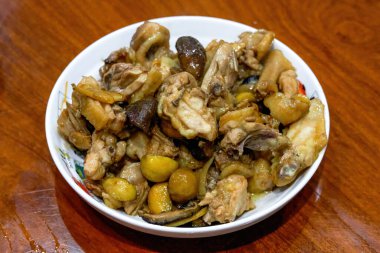 Bir tabak Çin yemeği, mantarlı kızarmış tavuk.