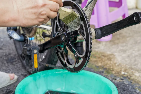 Uma Pessoa Então Usa Uma Escova Para Limpar Engrenagens Bicicleta — Fotografia de Stock