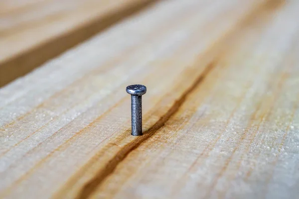 Primer Plano Clavo Hierro Clavado Una Tabla Madera — Foto de Stock