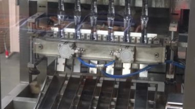 Otomatik katı içecek paketleme makinesi çalışıyor