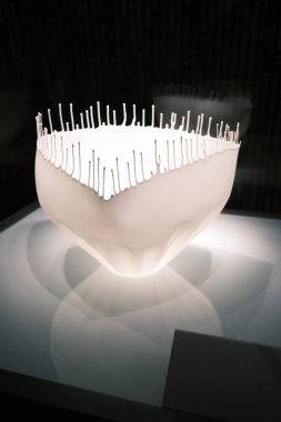 Modern, soyut beyaz seramik dekoratif bir parça..