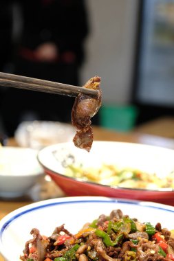 Jiangxi, Çin 'den taze ve baharatlı kızarmış boğa kurbağaları.