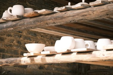 Çin 'in Jiangxi eyaletindeki bir çömlek atölyesinin ve seramik parçaların yakın plan fotoğrafları.