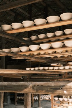 Çin 'in Jiangxi eyaletindeki bir çömlek atölyesinin ve seramik parçaların yakın plan fotoğrafları.