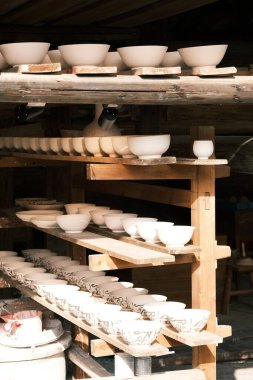 Çin 'in Jiangxi eyaletindeki bir çömlek atölyesinin ve seramik parçaların yakın plan fotoğrafları.