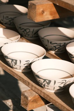 Çin 'in Jiangxi eyaletindeki bir çömlek atölyesinin ve seramik parçaların yakın plan fotoğrafları.